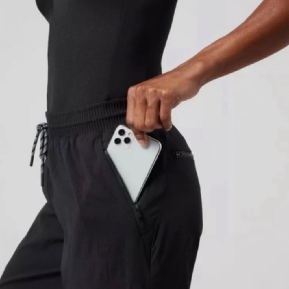 Athleta Trekkie Straight Crop Hiking Travel Pants Black Women 8 - Picture 2 of 6
